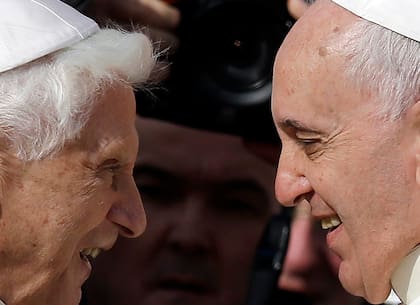 El papa Francisco, derecha, recibe al papa emérito Benedicto XVI antes del inicio de una reunión con fieles ancianos en la Plaza de San Pedro, Vaticano, 28 de septiembre de 2014