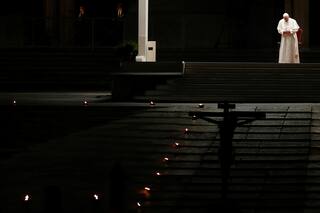 Coronavirus. Vía Crucis en soledad del Papa en un inédito Viernes Santo