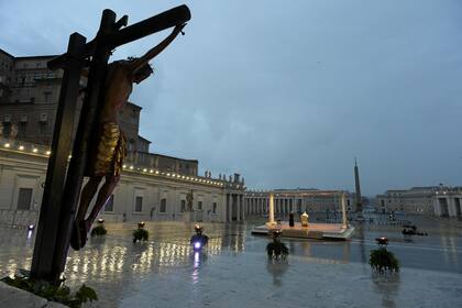 La oración del Papa, que comenzó a las 18 (hora local) de una jornada gris y lluviosa, fue extraordinaria y única. Por primera vez en la historia un pontífice dio una "bendición urbi et orbi ", a la ciudad y al mundo, fuera de las fechas normales, que son la Navidad y la Pascua