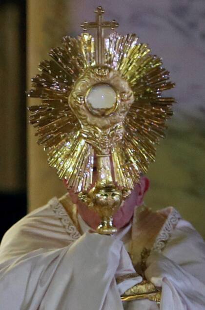 La oración del Papa, que comenzó a las 18 (hora local) de una jornada gris y lluviosa, fue extraordinaria y única. Por primera vez en la historia un pontífice dio una "bendición urbi et orbi ", a la ciudad y al mundo, fuera de las fechas normales, que son la Navidad y la Pascua