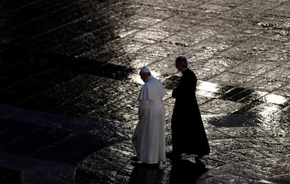 El Papa Francisco durante la ceremonia ante la Plaza de San Pedro vacía, en el Vaticano