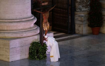 El Papa Francisco durante la ceremonia ante la Plaza de San Pedro vacía