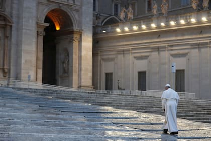 El Papa Francisco durante la ceremonia ante la Plaza de San Pedro vacía; por el coronavirus, todas las celebraciones de Semana Santa serán por streaming