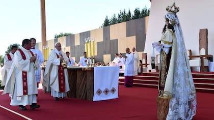 El papa Francisco durante la misa en Maquehue, Temuco, ante miles de seguidores