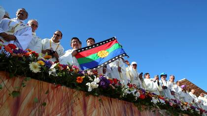 Mapuches muestran una bandera durante la misa del Papa