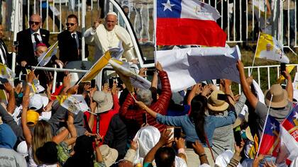 El papa Francisco saluda a una multidud
