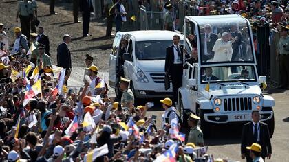 El Papa recorrió las calles de Temuco en su Papamóvil