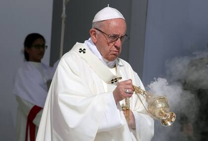 El papa Francisco durante la multitudinaria misa celebrada ayer en Emiratos Árabes Unidos