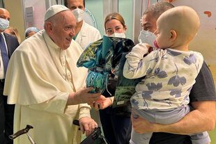 El papa Francisco, durante la visita a la sala de pediatría oncológica del Hospital Gemelli