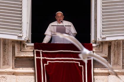 El papa Francisco durante su comparecencia desde la ventana de su estudio sobre la plaza de San Pedro en el Vaticano, el domingo 9 de junio de 2024. (AP Foto/Domenico Stinellis)