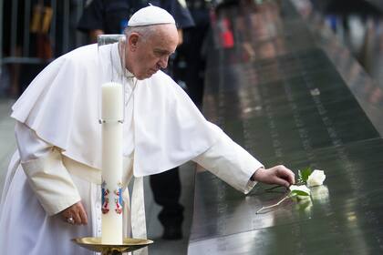 El papa Francisco dejó una rosa blanca en el memorial donde estaba la Torre Sur durante su viaje a Nueva York en septiembre de 2015