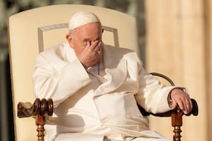 La inesperada renuncia de un estrecho colaborador de Francisco sorprende al Vaticano