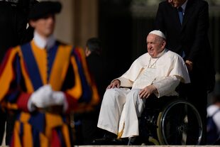 El papa Francisco, en silla de ruedas, asiste a la audiencia general semanal en la Plaza de San Pedro, Vaticano, 5 de octubre de 2022