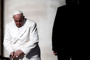 Un cardenal acusado de corrupción grabó en secreto una conversación con el Papa: cuál era su objetivo