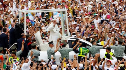 El Papa Francisco recorrió las calles de Villavicencio y saludó a sus seguidores
