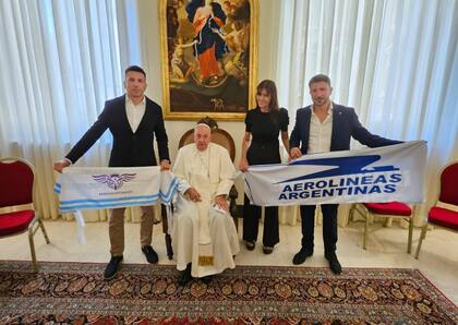 El papa Francisco entre las banderas de Aerolíneas Argentinas