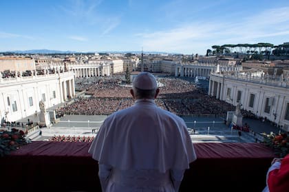 El Papa Francisco entrega el mensaje "Urbi et Orbi" desde el balcón principal de la Basílica de San Pedro en el Vaticano, 25 de diciembre de 2018