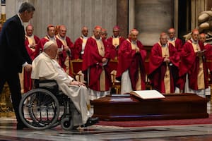 El papa Francisco participó del funeral del cardenal que dijo que su pontificado es “una catástrofe”