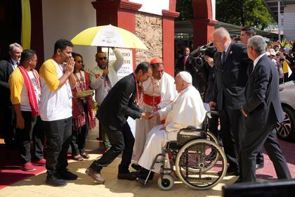 El papa Francisco es recibido durante un encuentro con jóvenes en el Centro de Convencoes en Dili, Timor Oriental, el miércoles 11 de septiembre de 2024. (AP Foto/Firdia Lisnawati)