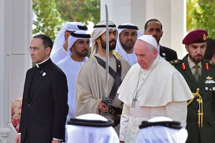 El papa Francisco es recibido en el palacio presidencial en la capital de los Emiratos Árabes Unidos. El papa Francisco llegó a los Emiratos Árabes el 3 de febrero, la primera visita papal a la Península Arábiga, lugar de nacimiento del Islam, donde se reunirá con los principales clérigos musulmanes
