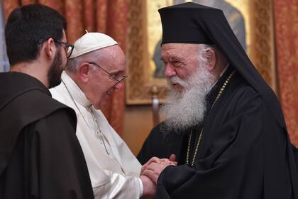 El Papa Francisco es recibido por el arzobispo de Atenas y líder de la Iglesia Ortodoxa de Grecia, Jerónimo II