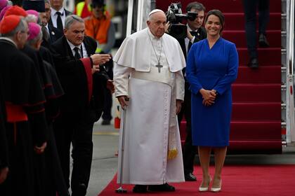 El papa Francisco es recibido por la presidenta de Hungría Katalin Novak en Budapest el 30 de abril de 2023. (Foto AP /Denes Erdos)