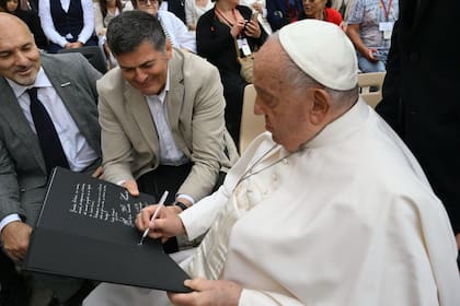 El papa Francisco firmó de puño y letra la autorización para construir la primera iglesia del mundo en honor a Carlo Acutis, en Mendoza