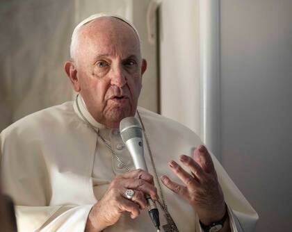 El papa Francisco habla con los periodistas que iban a bordo del avión papal el domingo 6 de noviembre de 2022, luego de que el pontífice visitó Bahrein.