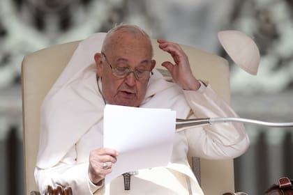 El papa Francisco habla durante su audiencia general del miércoles en la Plaza de San Pedro, en el Vaticano, el 10 de abril de 2024