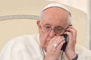 El Papa interrumpió su audiencia general para atender un misterioso llamado