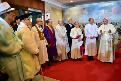 El papa Francisco hablando con líderes religiosos en la catedral Myeong-dong de Seúl, Corea del Sur