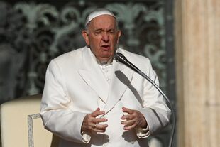 El Papa Francisco, hoy, durante la audiencia general semanal en la plaza de San Pedro en el Vaticano.
