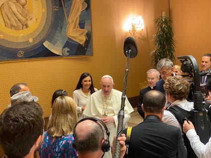 El Papa Francisco I, unos minutos antes de filmar una escena. Insúa consiguió al máximo pontífice para su filme con la ayuda de sus conocidos en la Iglesia.
