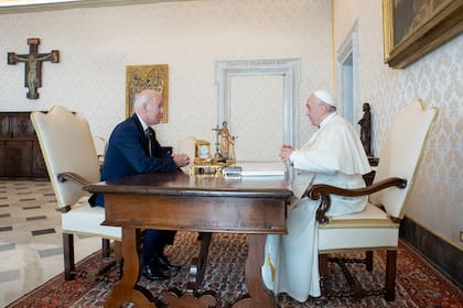 El Papa recibió a Joe Biden en el Vaticano, antes del inicio del G-20