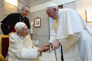 El Papa pidió una oración por Benedicto XVI porque “está muy enfermo” y fue a visitarlo