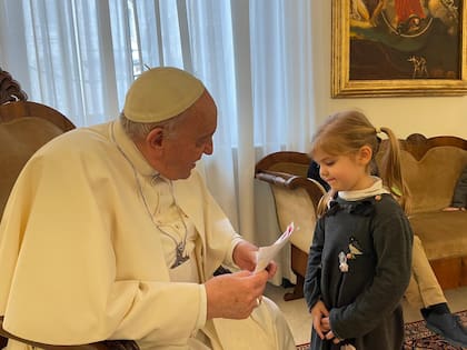 El papa Francisco junto a la hija del periodista Salvatore Cernuzio