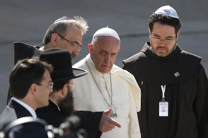 Francisco junto a líderes religiosos de Israel, minutos antes de acceder a la zona del Muro de los Lamentos, en 2020