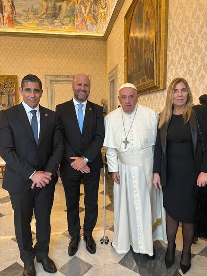 El papa Francisco, junto a los camaristas Daniel Petrone y Mariano Borinsky, y la jueza María Eugenia Capuchetti