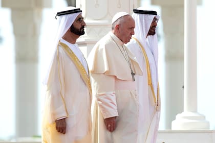 El Papa Francisco junto a Sheikh Mohammed bin Rashid Al-Maktoum y el Principe de Abu Dhabi, Mohammed bin Zayed al-Nahyan.