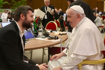 El papa Francisco junto al periodista Salvatore Cernuzio
