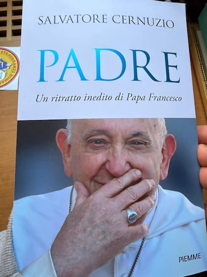 El papa Francisco junto al periodista Salvatore Cernuzio