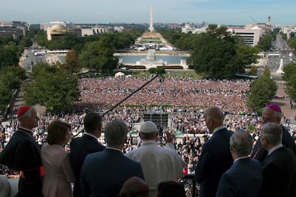 El Papa Francisco, junto con el liderazgo del Congreso y el clero local, habla desde Speakers Balcony en Capitol Hill en Washington, el jueves 24 de septiembre de 2015, luego de su discurso ante una reunión conjunta del Congreso.