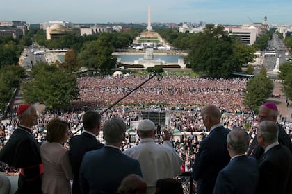 El Papa Francisco, junto con el liderazgo del Congreso y el clero local, habla desde Speakers Balcony en Capitol Hill en Washington, el jueves 24 de septiembre de 2015, luego de su discurso ante una reunión conjunta del Congreso