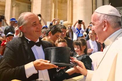 El Papa Francisco le bendijo su galera: "Los de seguridad del Vaticano me miraban raro".