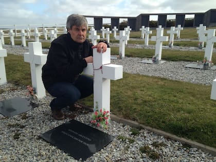 El Papa Francisco le envió desde Roma un rosario bendecido a Agustín para ser colocado en una de las tumbas del cementerio de Darwin: "En la foto estoy en esa tumba y se ve el rosario colocado en la cruz. Cuando sacamos el rosario de su caja emanó un olor a rosas que inundó todo el ambiente. Fue muy emocionante…"