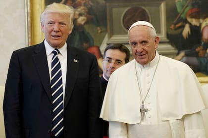 El papa Francisco llamó a EE.UU. a la responsabilidad y a la reconciliación nacional en mayo de 2017. En esa reunión, el argentino le regaló a su par estadounidense una copia de su carta encíclica, cuyo foco era el problema ambiental que acucia al planeta Tierra.