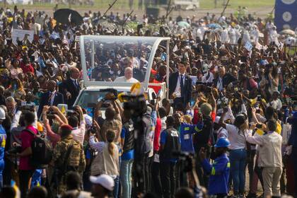 El papa Francisco llega en el papamóvil al aeropuerto de Ndolo, en Kinshasa, donde presidió una misa