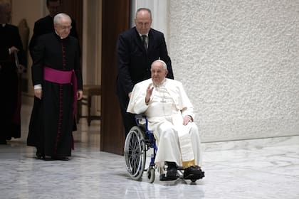 El Papa Francisco llega en silla de ruedas a su audiencia general semanal en el Aula Pablo VI del Vaticano, el miércoles 28 de febrero de 2024.