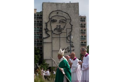El Papa Francisco llega para celebrar la misa en la Plaza de la Revolución en La Habana, Cuba, el domingo 20 de septiembre de 2015, donde una escultura de Ernesto "Che" Guevara decora un edificio gubernamental cercano.