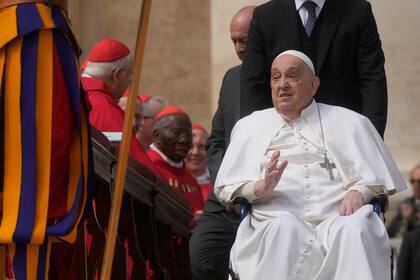 El papa Francisco llega tras la misa del Domingo de Ramos en la plaza de San Pedro del Vaticano, el domingo 13 de abril de 2025. (AP Foto/Gregorio Borgia)